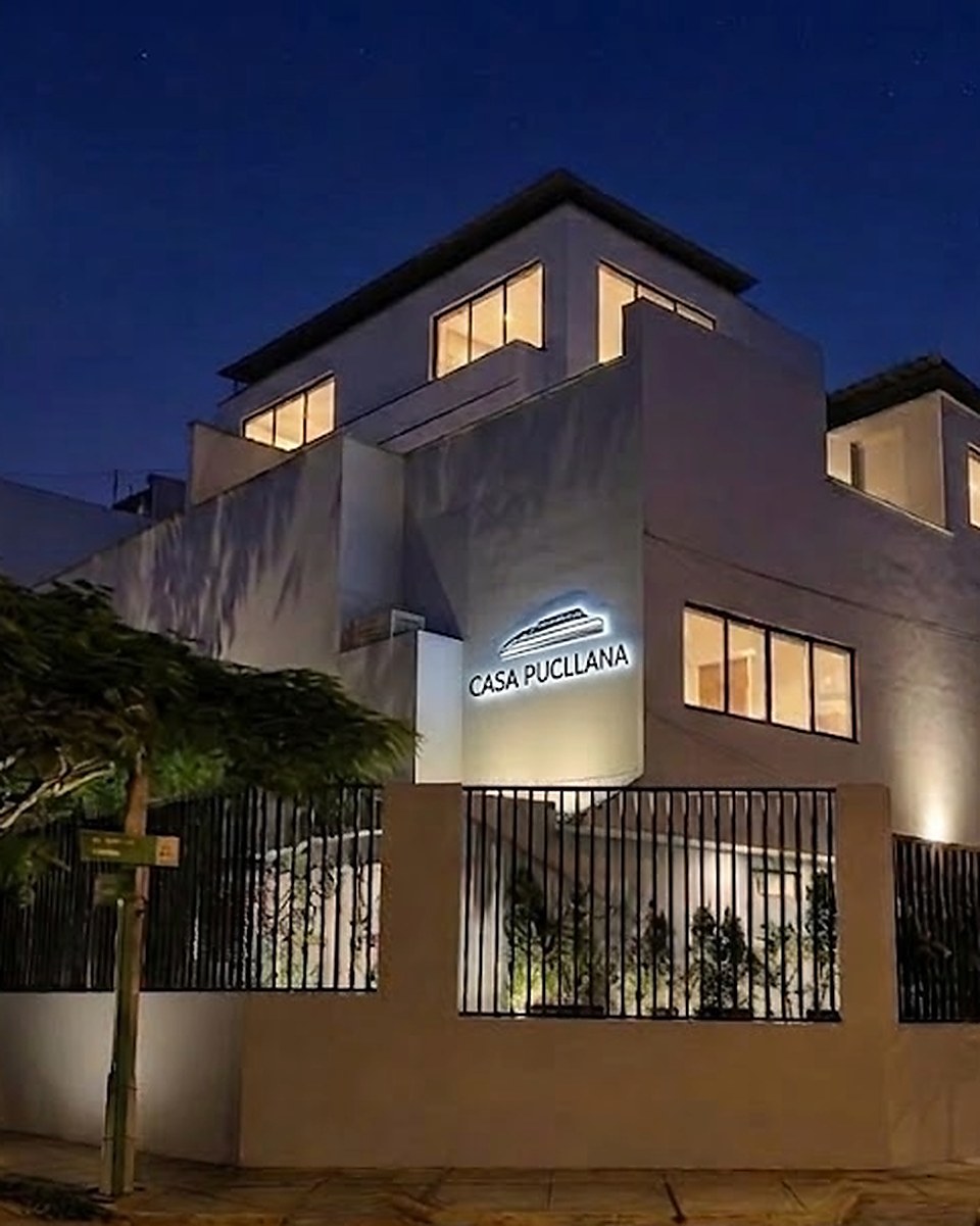Fachada de Casa Pukllay de noche, Miraflores Lima